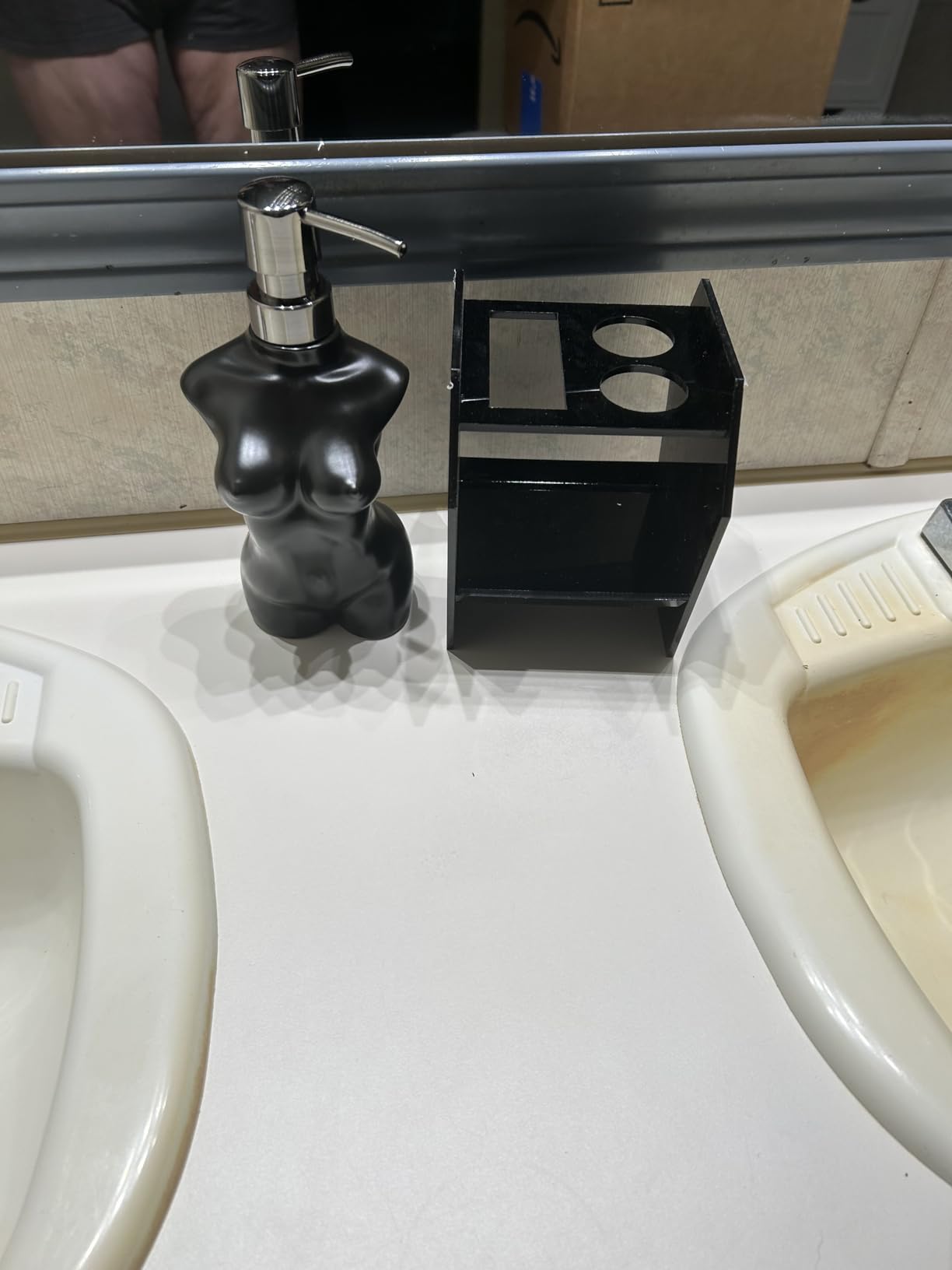 Coffin-Shaped Gothic Toothbrush Holder – Black Acrylic 3-Slot Bathroom Organizer | Spooky Halloween Decor & Gothic Bathroom Accessories