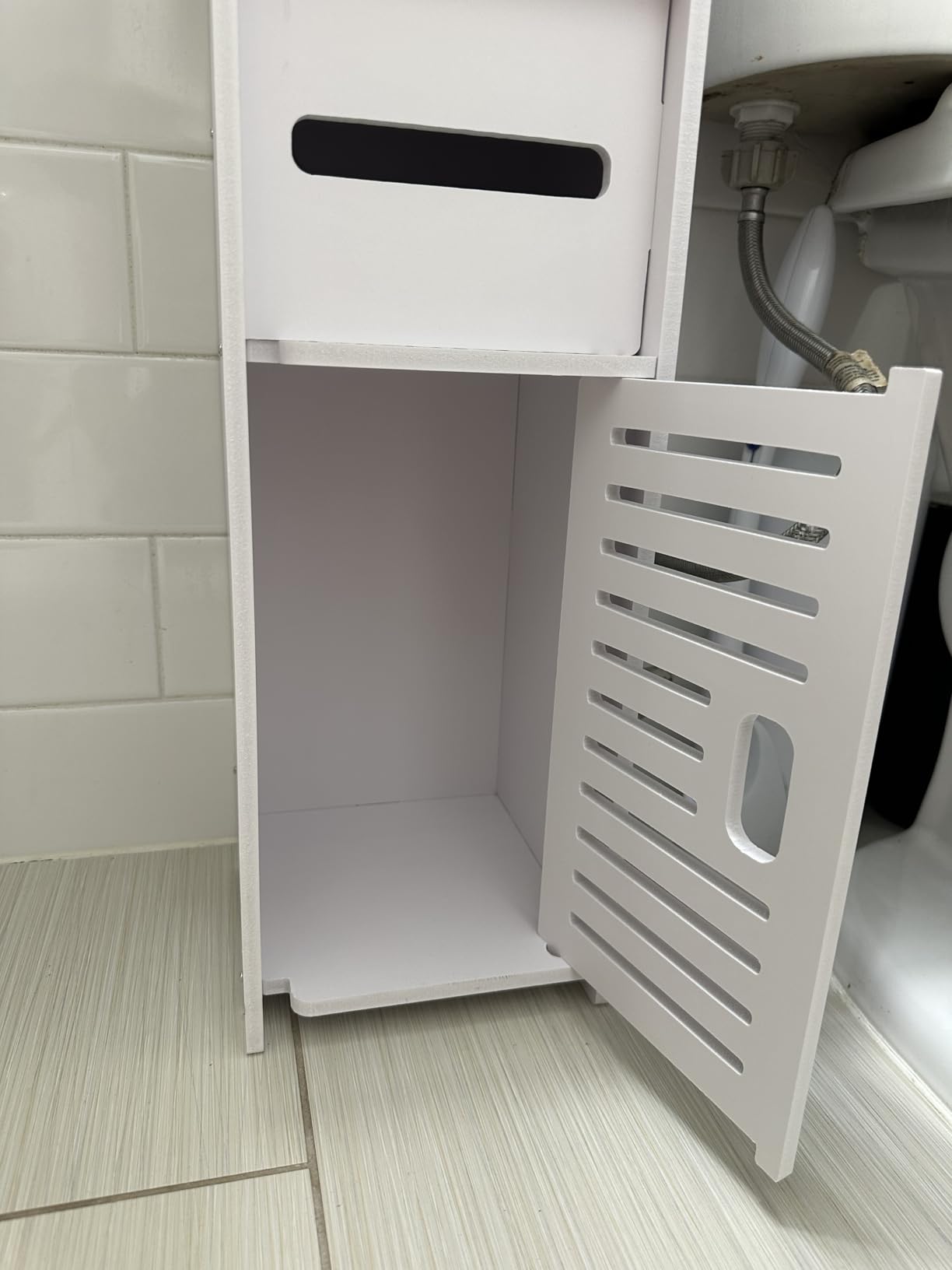 VECELO Pearl White Bathroom Corner Cabinet – Farmhouse-Style Short Storage Shelf with Magnetic Door & Toilet Paper Holder