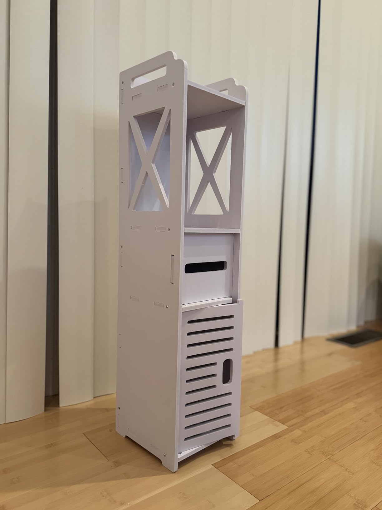 VECELO Pearl White Bathroom Corner Cabinet – Farmhouse-Style Short Storage Shelf with Magnetic Door & Toilet Paper Holder